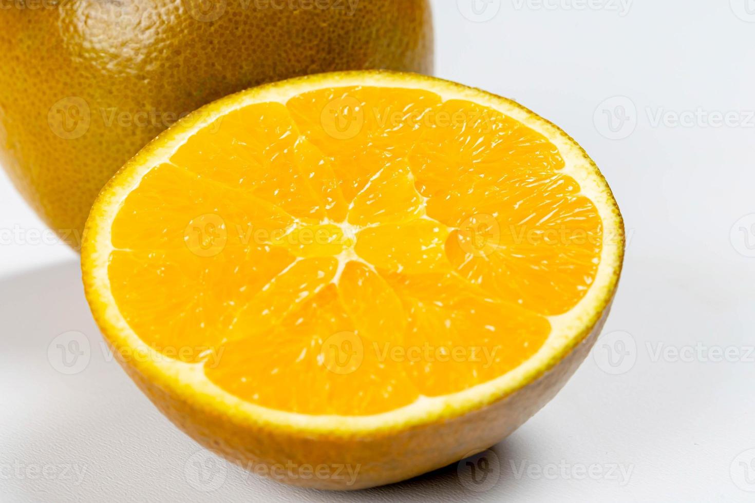 la moitié d'une orange mûre avec un zeste brun photo