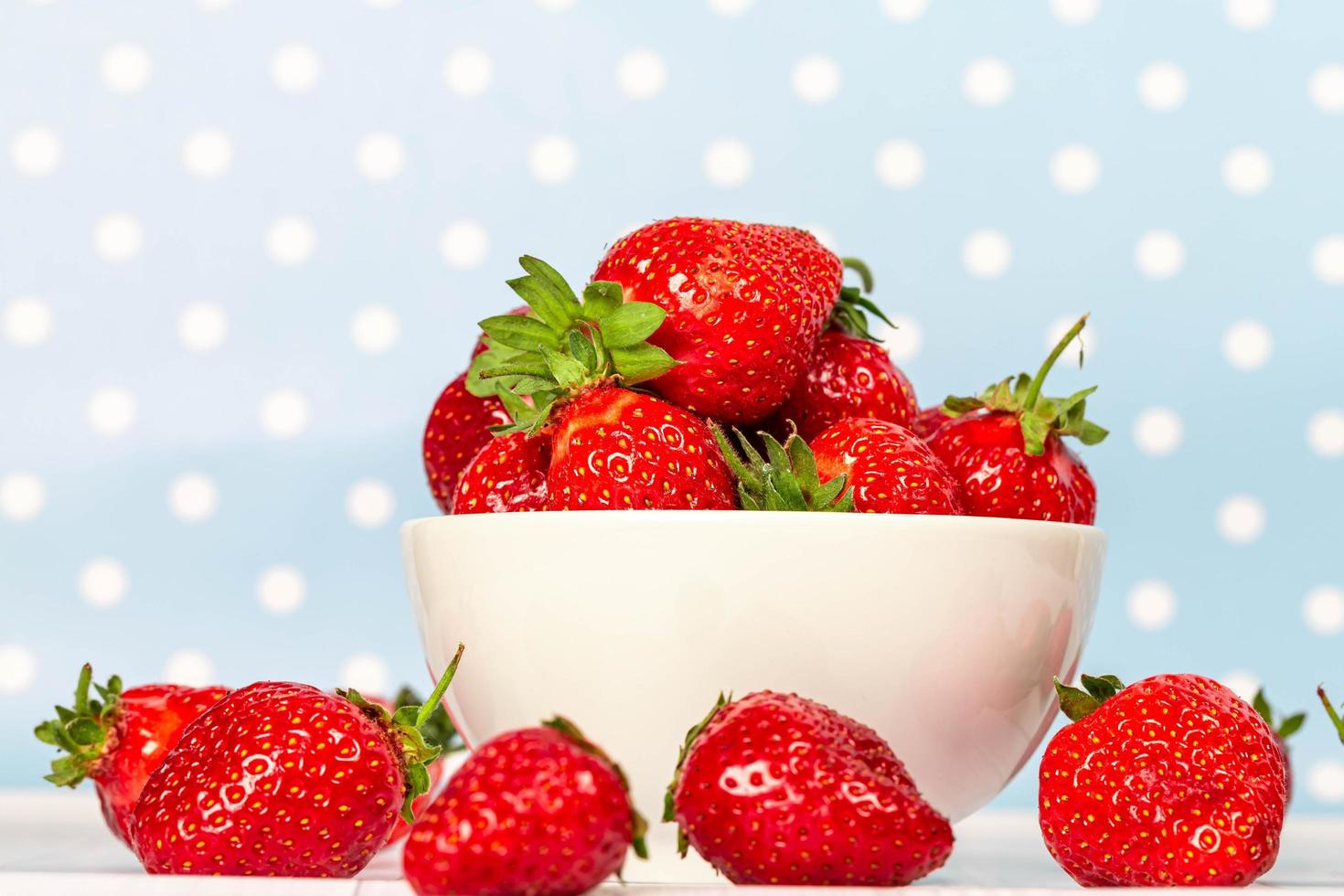 bol blanc plein de fraises photo