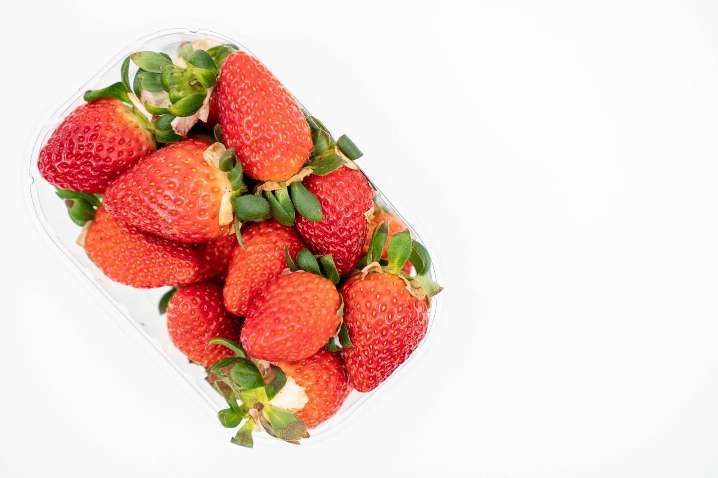 fraises crues fraîches au-dessus de fond blanc avec espace de copie photo