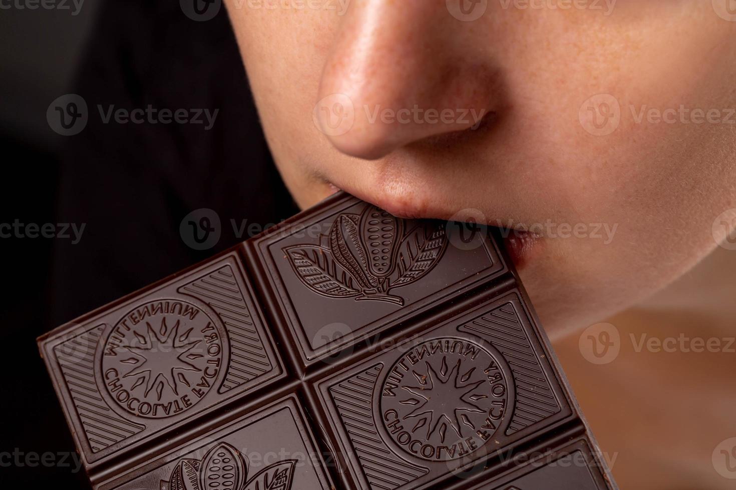 gros plan sur une femme mangeant du chocolat photo