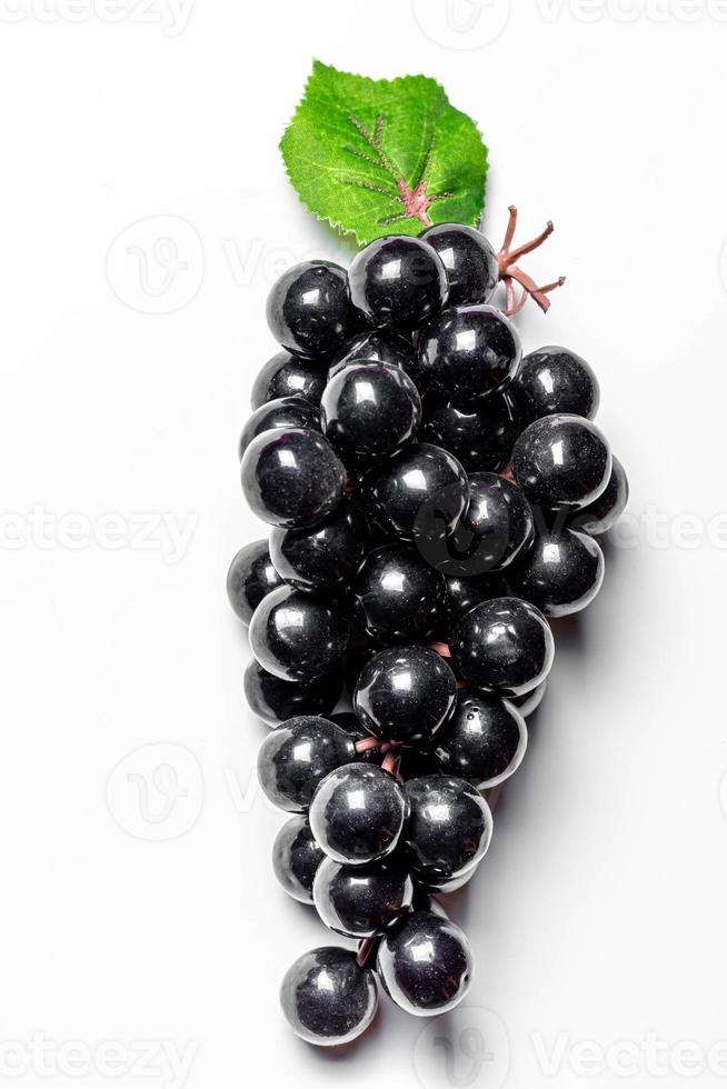 grappe de raisin noir sur fond blanc. la vue du haut photo