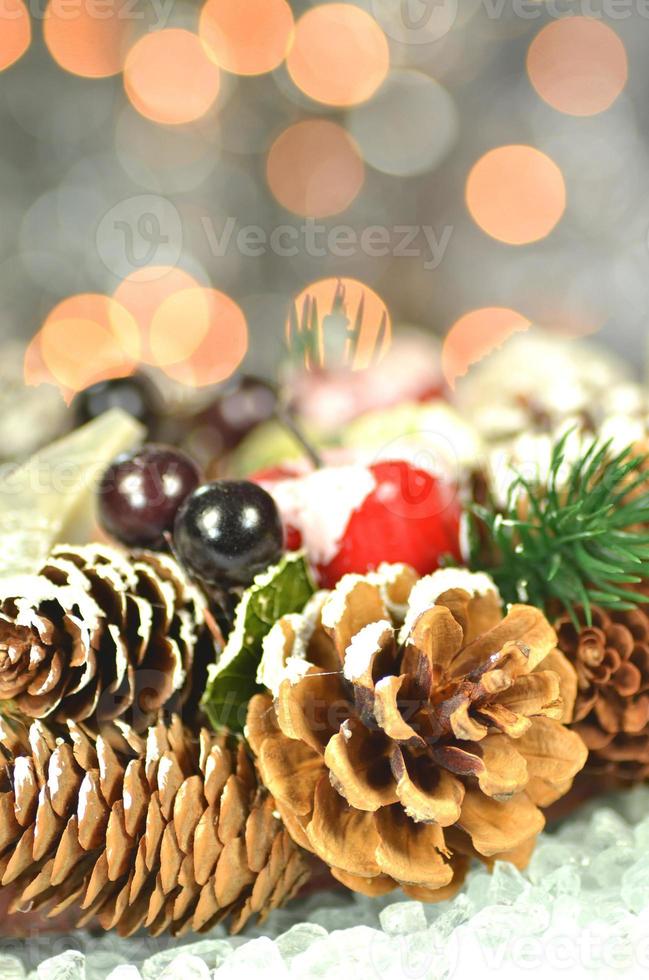 décoration de Noël, couronne de Noël en cônes sur fond de bokeh photo