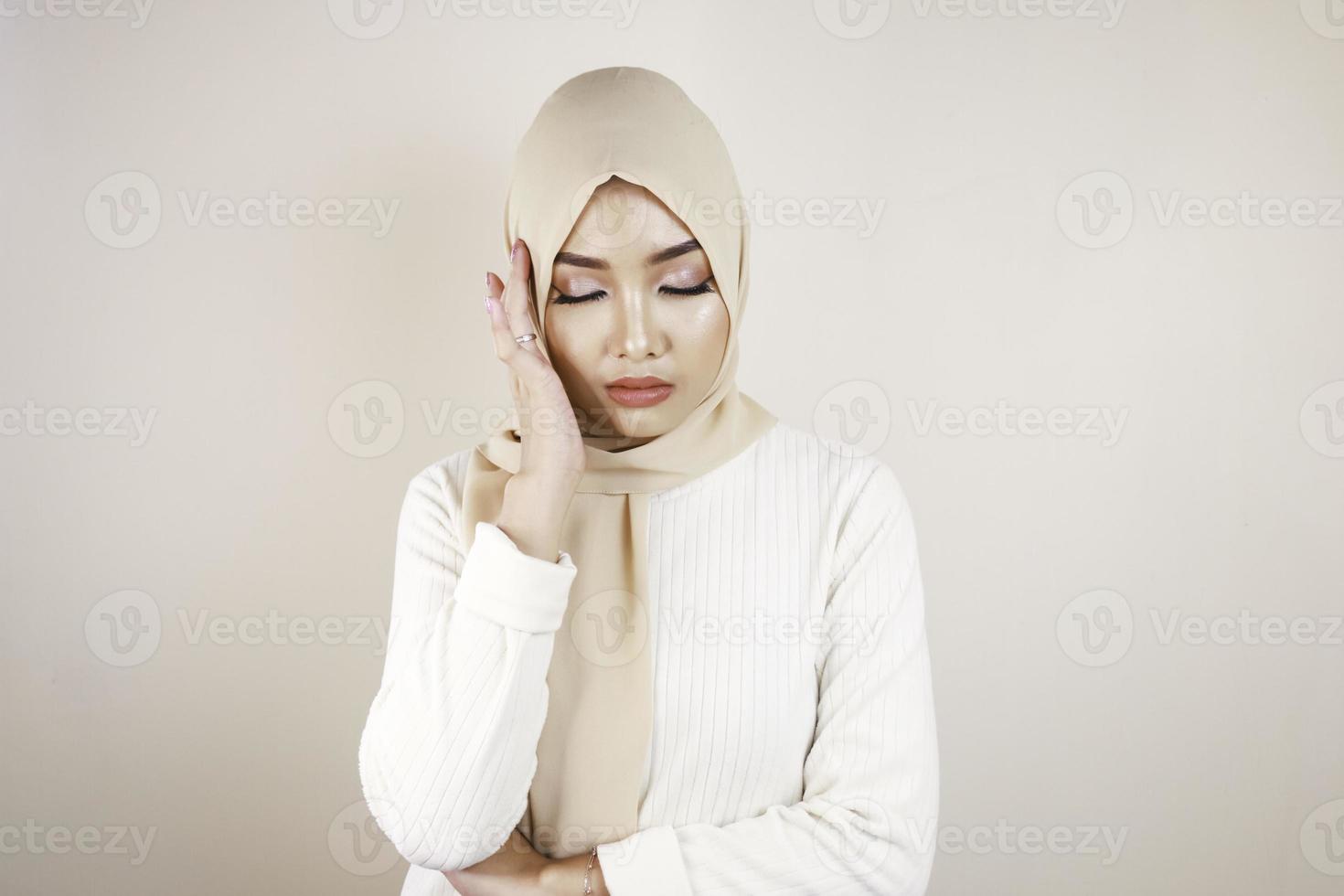 fatiguée belle fille musulmane asiatique portant un foulard stressée. photo