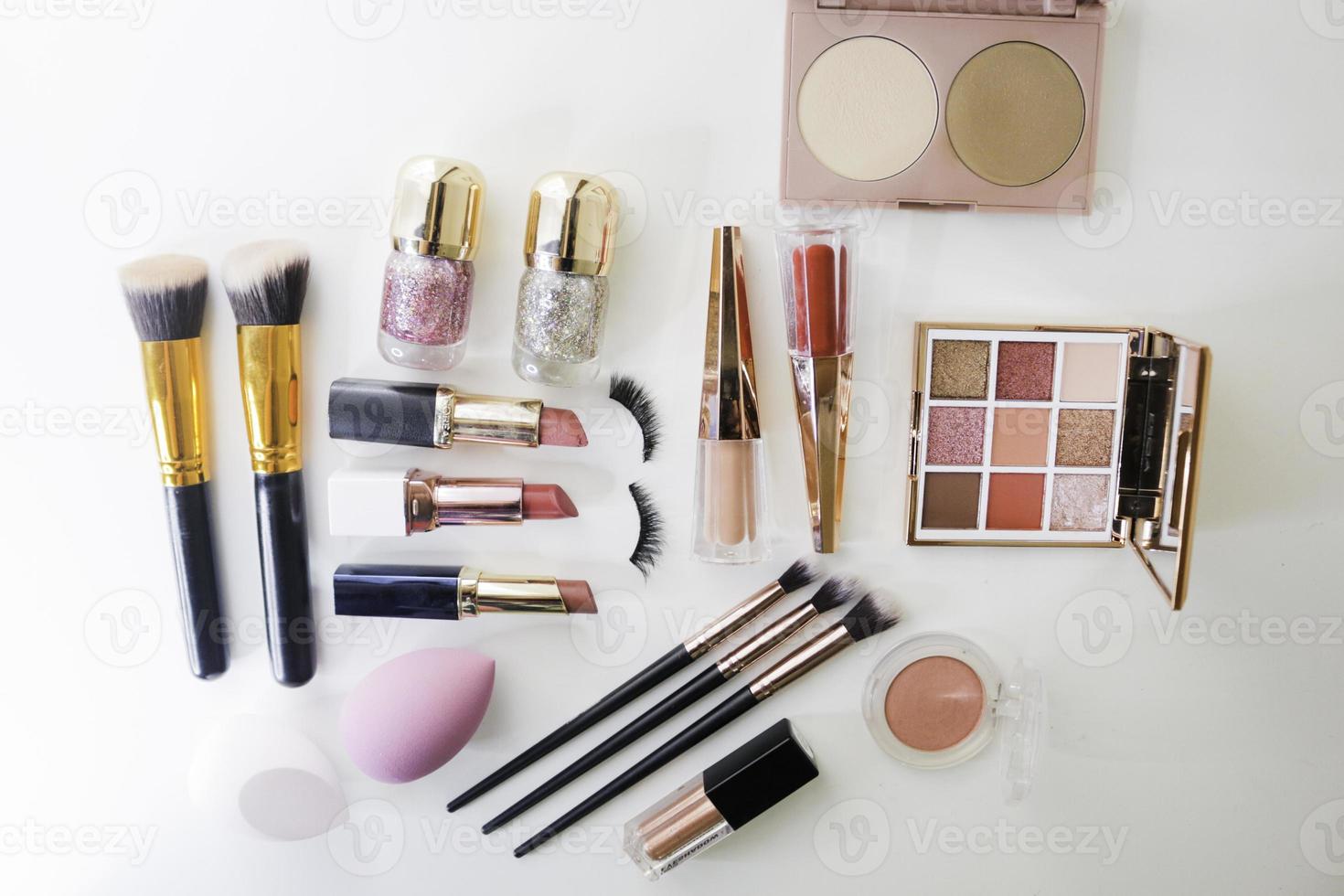 pinceau de maquillage et cosmétiques décoratifs sur fond blanc. photo