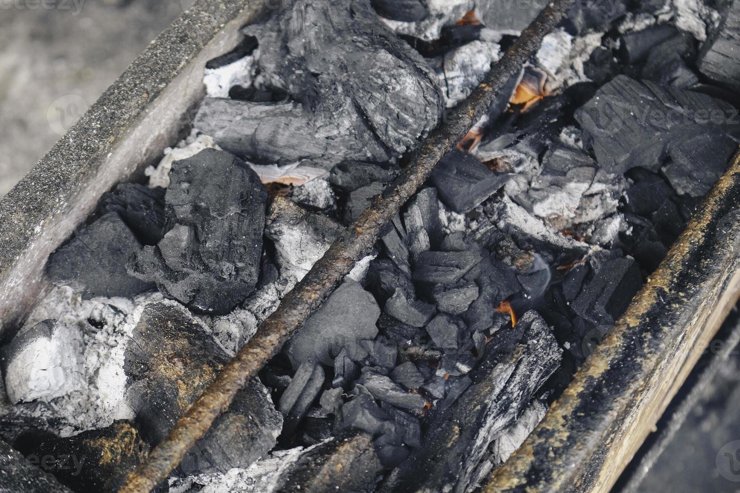 Fosse de gril de barbecue avec le charbon de bois chaud incandescent dan flaming photo