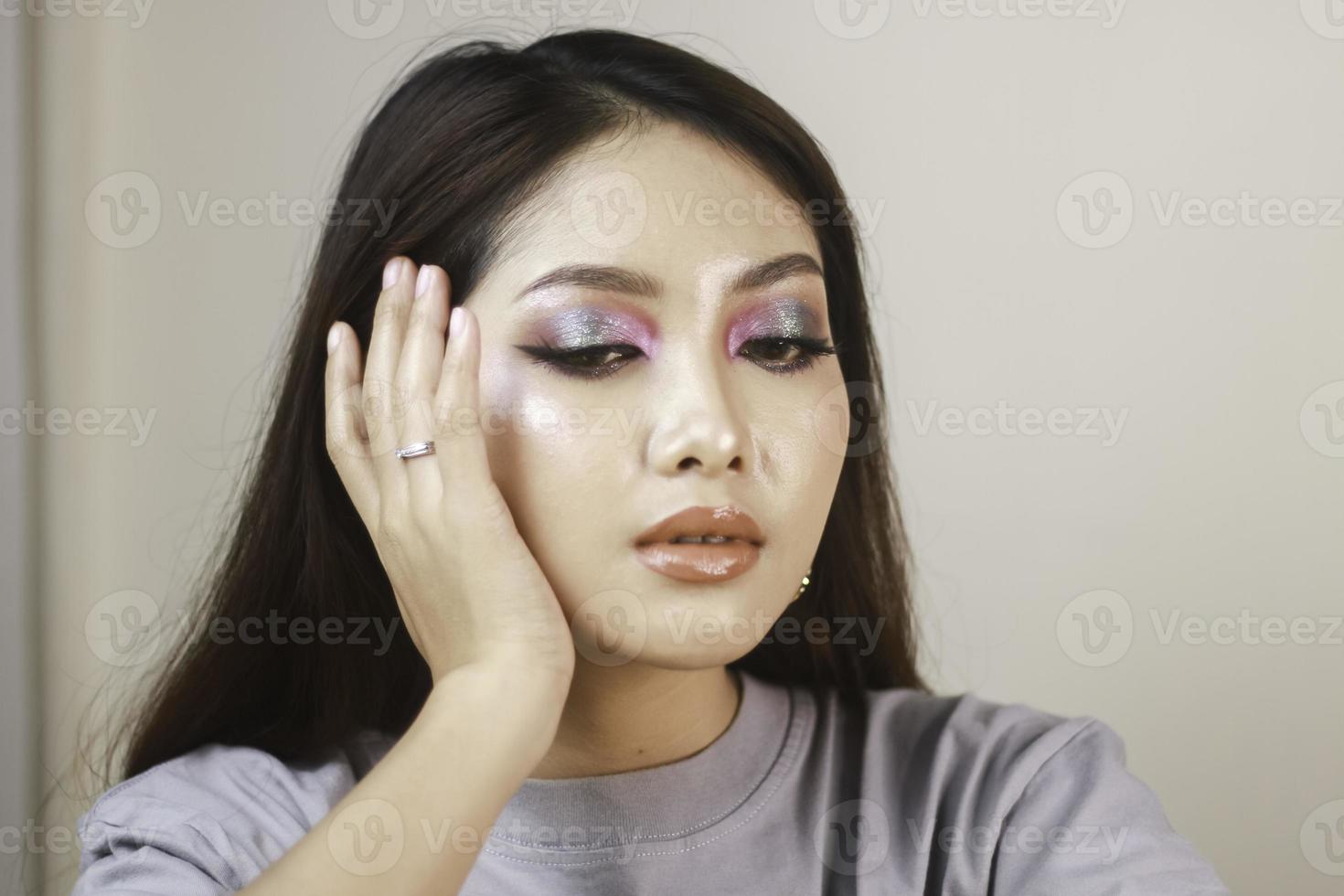 concept de beauté d'une belle femme asiatique. produits de beauté. photo