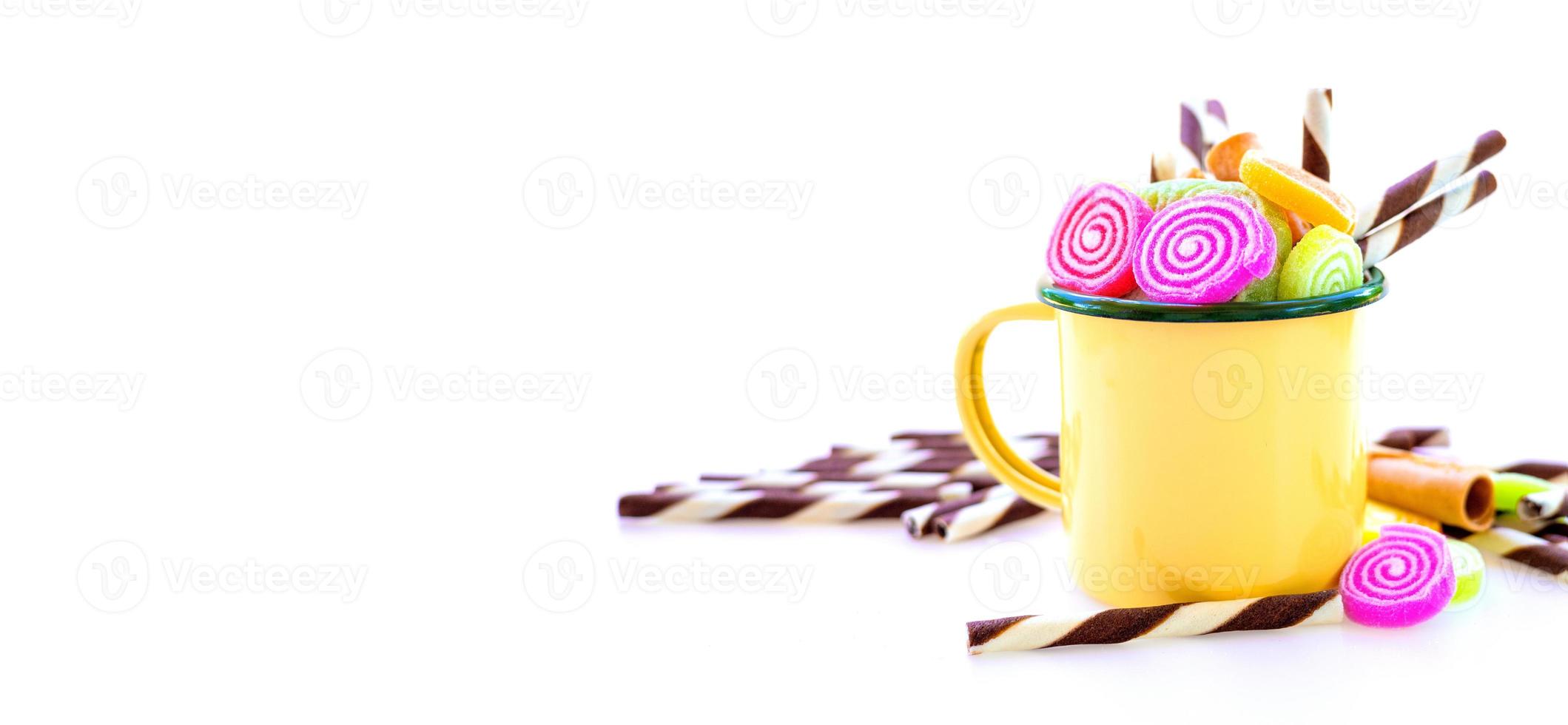 Bonbons colorés et bonbons au sucre sur fond blanc photo