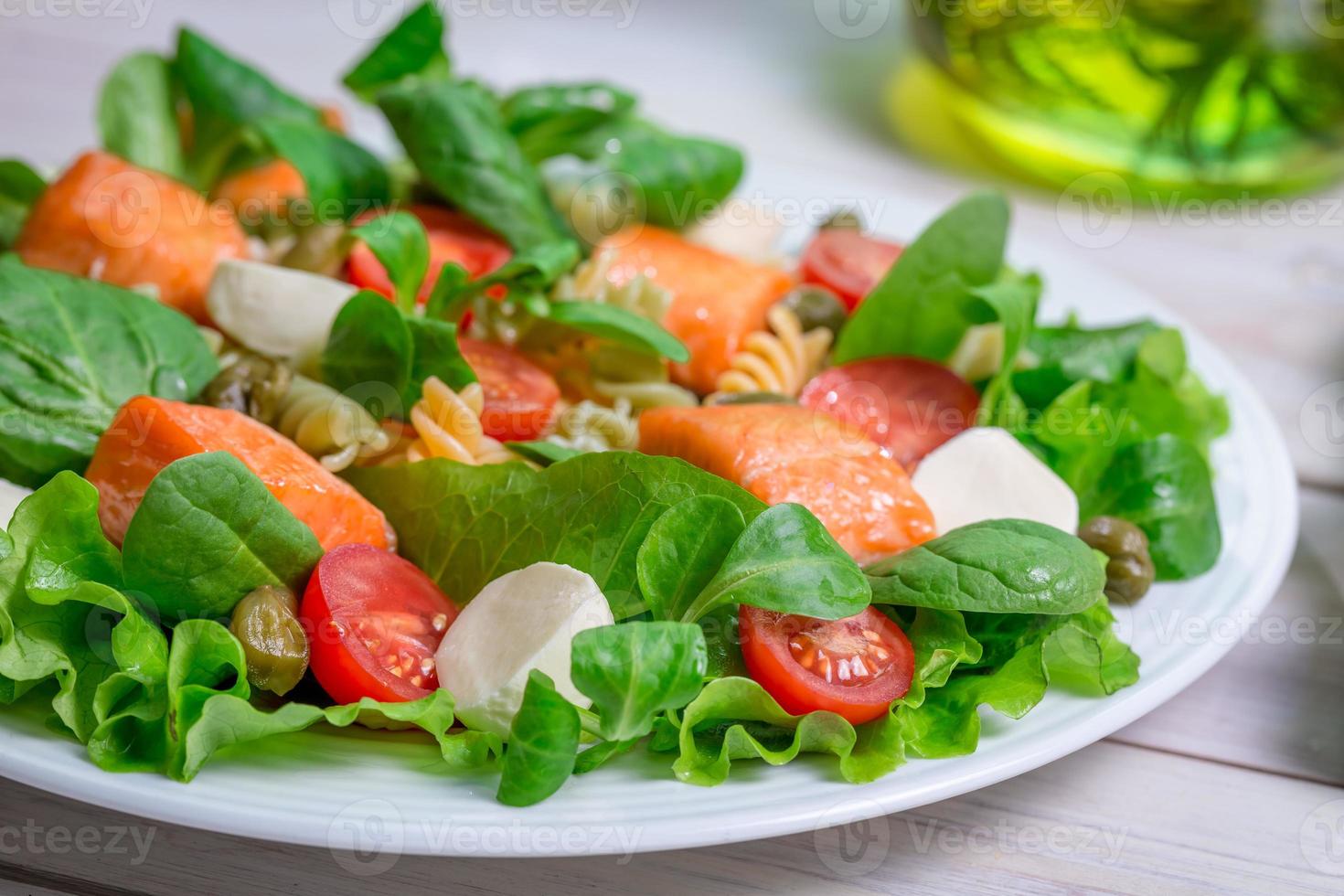 gros plan de salade de légumes frais et de saumon photo