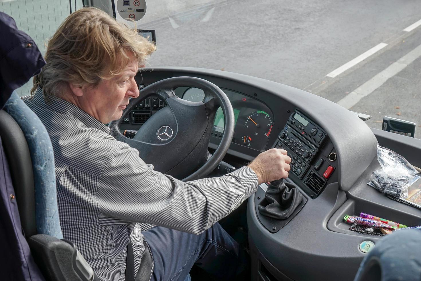 Vienne, Autriche, 2014. chauffeur d'autocar travaillant photo