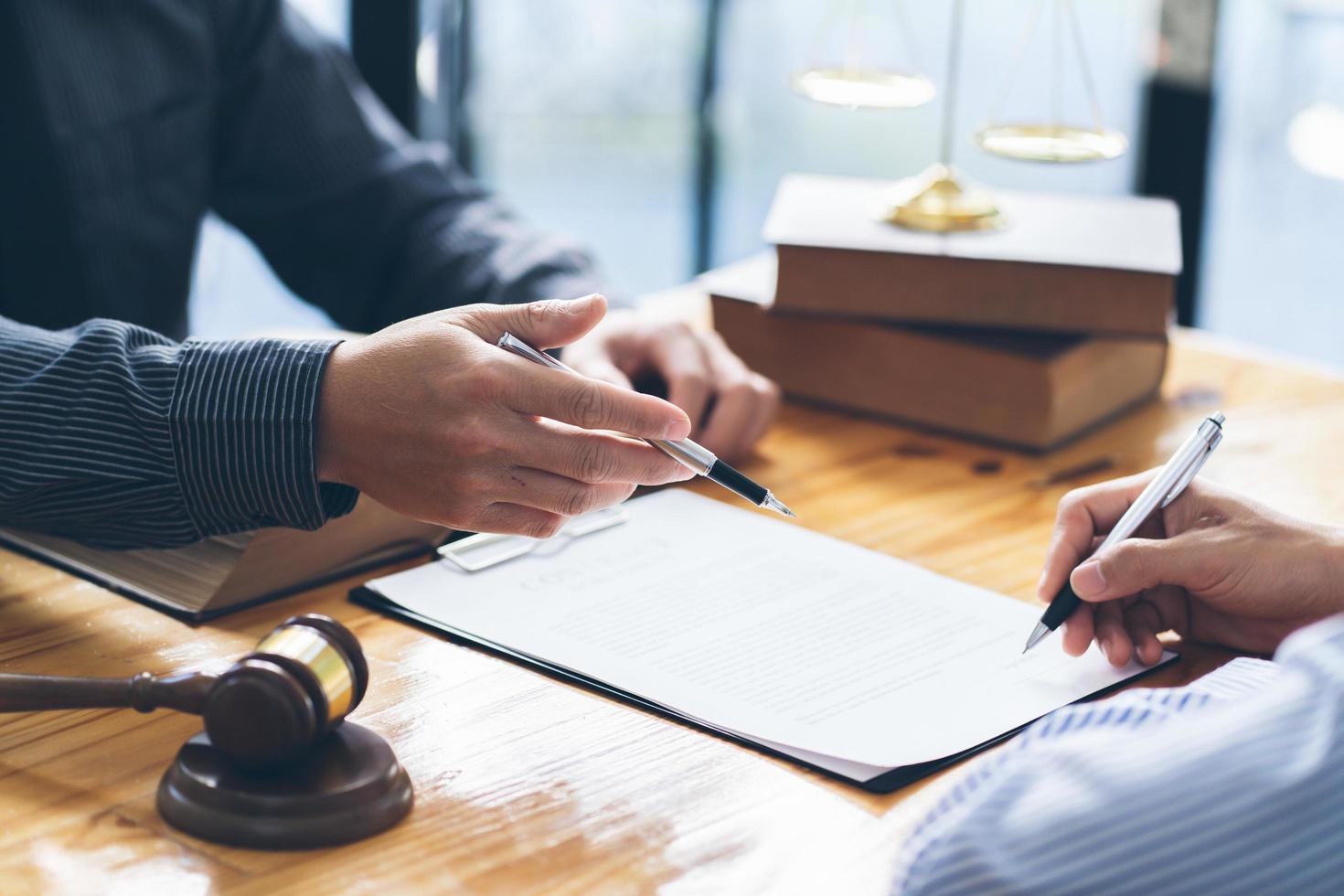 un avocat ou un juge de sexe masculin consulte une réunion d'équipe avec le concept de client, de droit et de services juridiques. photo