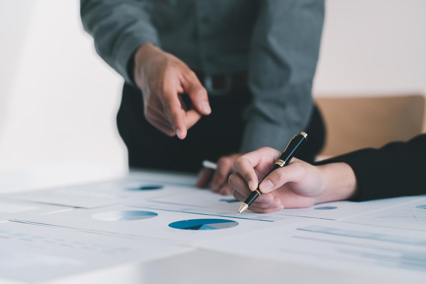 vue rapprochée de deux hommes d'affaires consultant sur leur projet avec tablette numérique et fichier de document sur tableau blanc photo