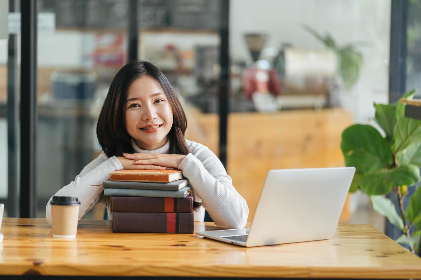 préparer l'entrée à l'université. une fille fatiguée s'est endormie sur une pile de livres ouverts photo