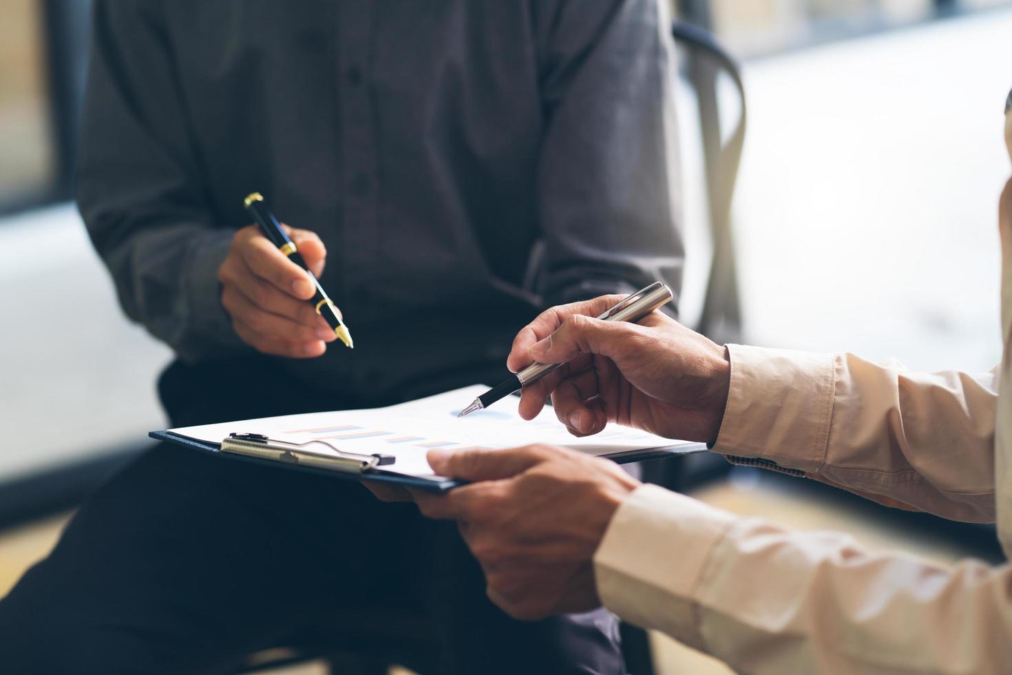 travail d'équipe de collègues d'affaires, consultation du nouveau plan stratégique croissance des affaires et du marché sur le rapport graphique des documents financiers, conférence pour tirer profit de la croissance, réunions de partenaires et briefing. photo