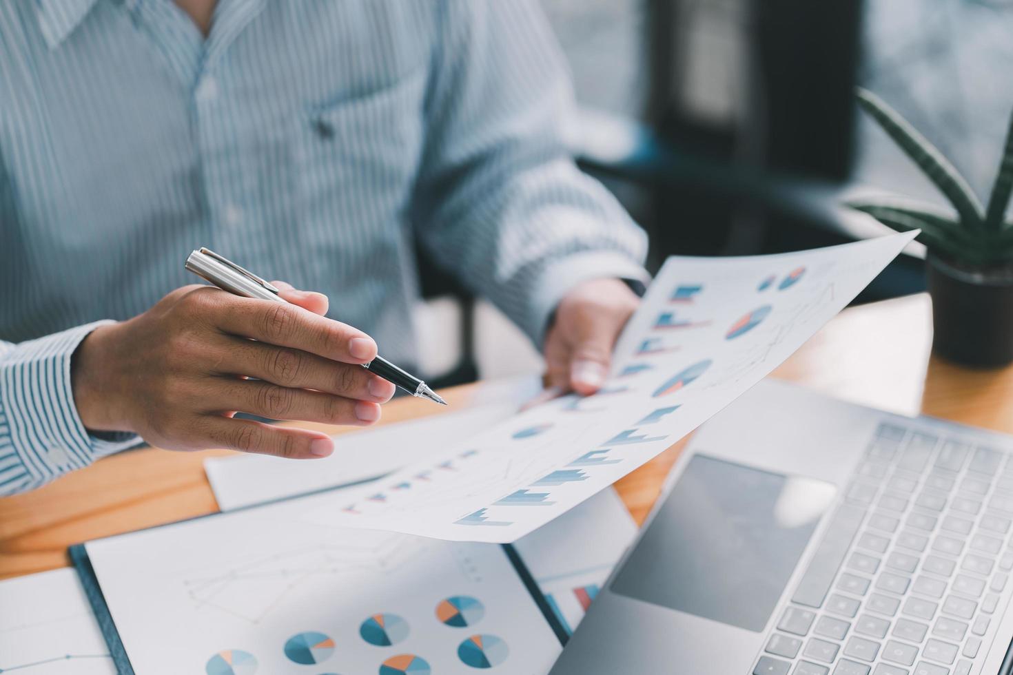 l'homme d'affaires financier analyse le graphique des performances de l'entreprise pour créer des bénéfices et de la croissance, des rapports d'études de marché et des statistiques sur les revenus, le concept financier et comptable. photo