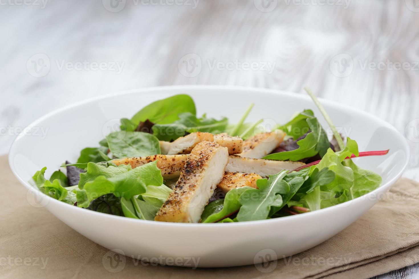 poulet rôti avec salade mixte photo