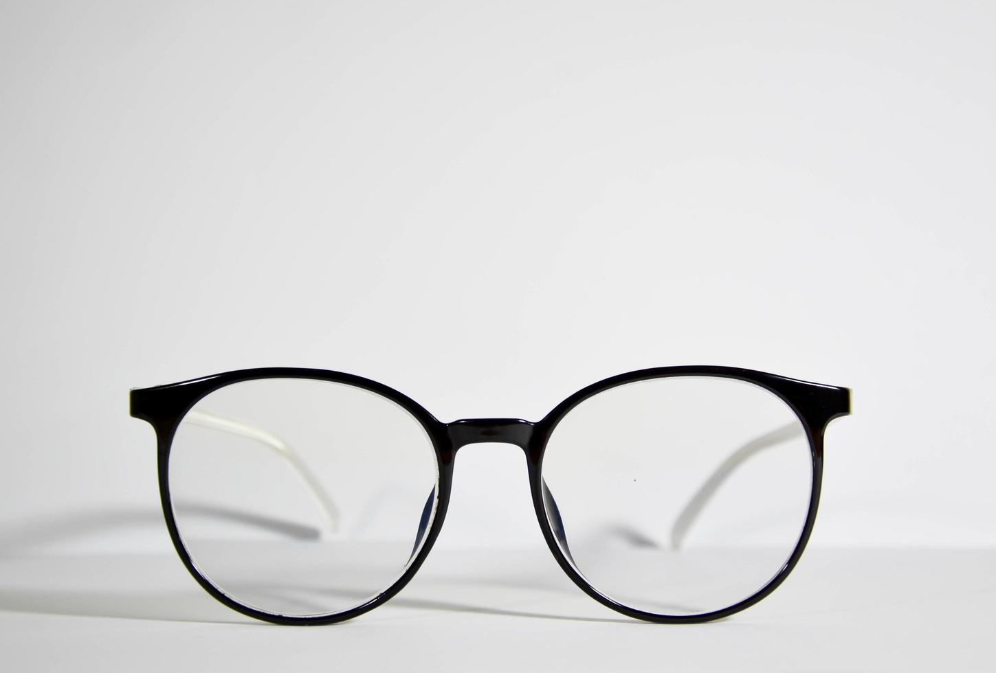 montures de lunettes noires sur fond blanc. photo