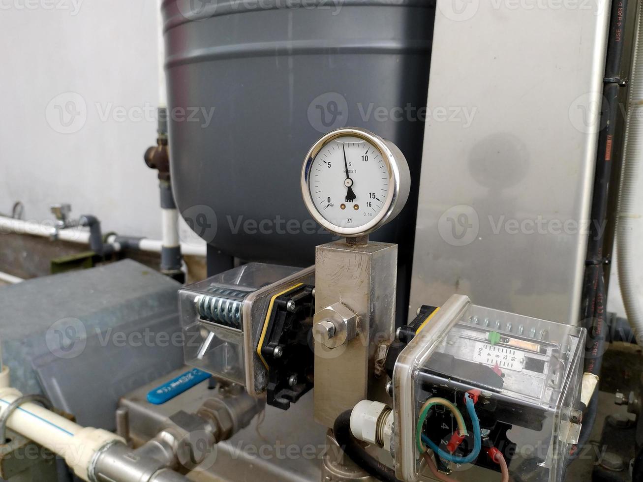 réglage du pressostat d'eau avec manomètre de mesure de la pression d'huile. photo