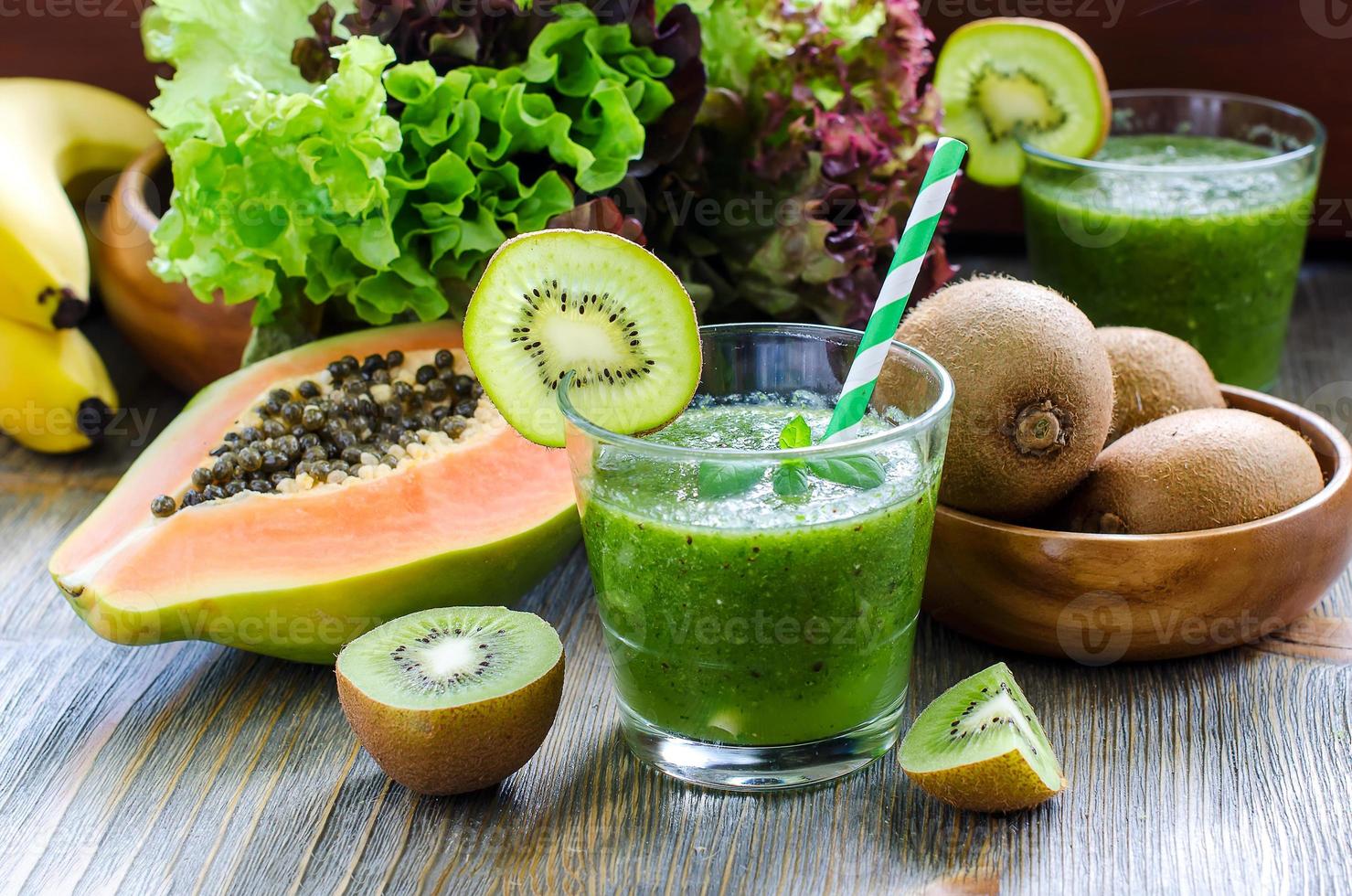 smoothie tropical vert avec kiwi, papaye et feuilles de salade photo