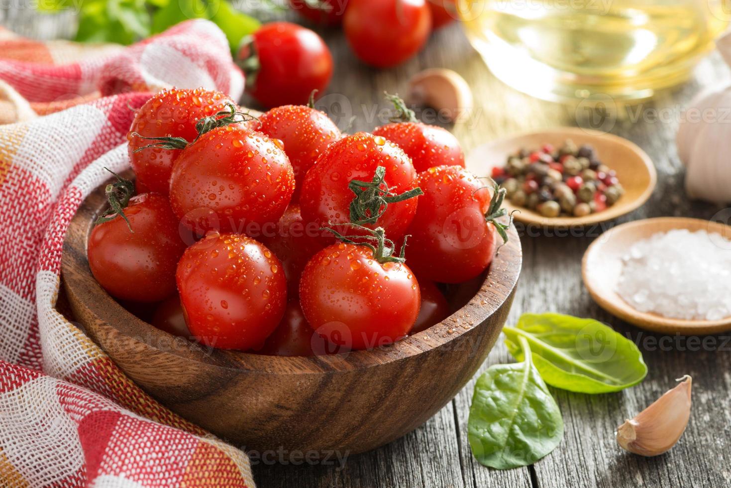 bol avec tomates fraîches, épinards, épices et huile d'olive photo