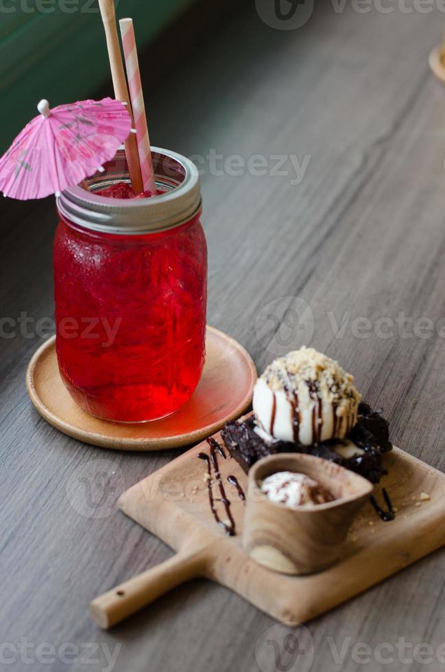 soda aux fruits de glace sur la table en bois photo