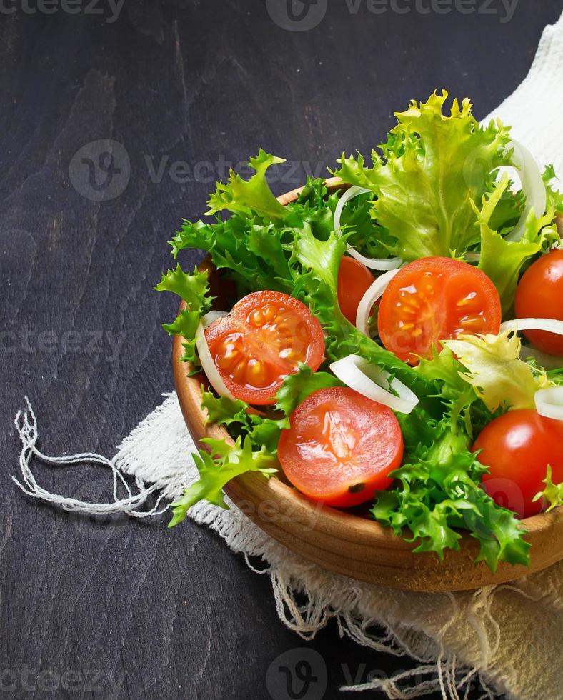salade fraîche avec tomate, frisee et oignon photo