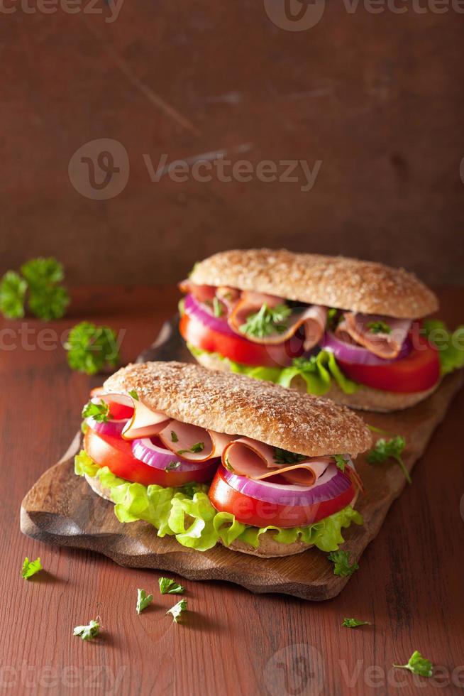 sandwich avec jambon tomate et laitue photo