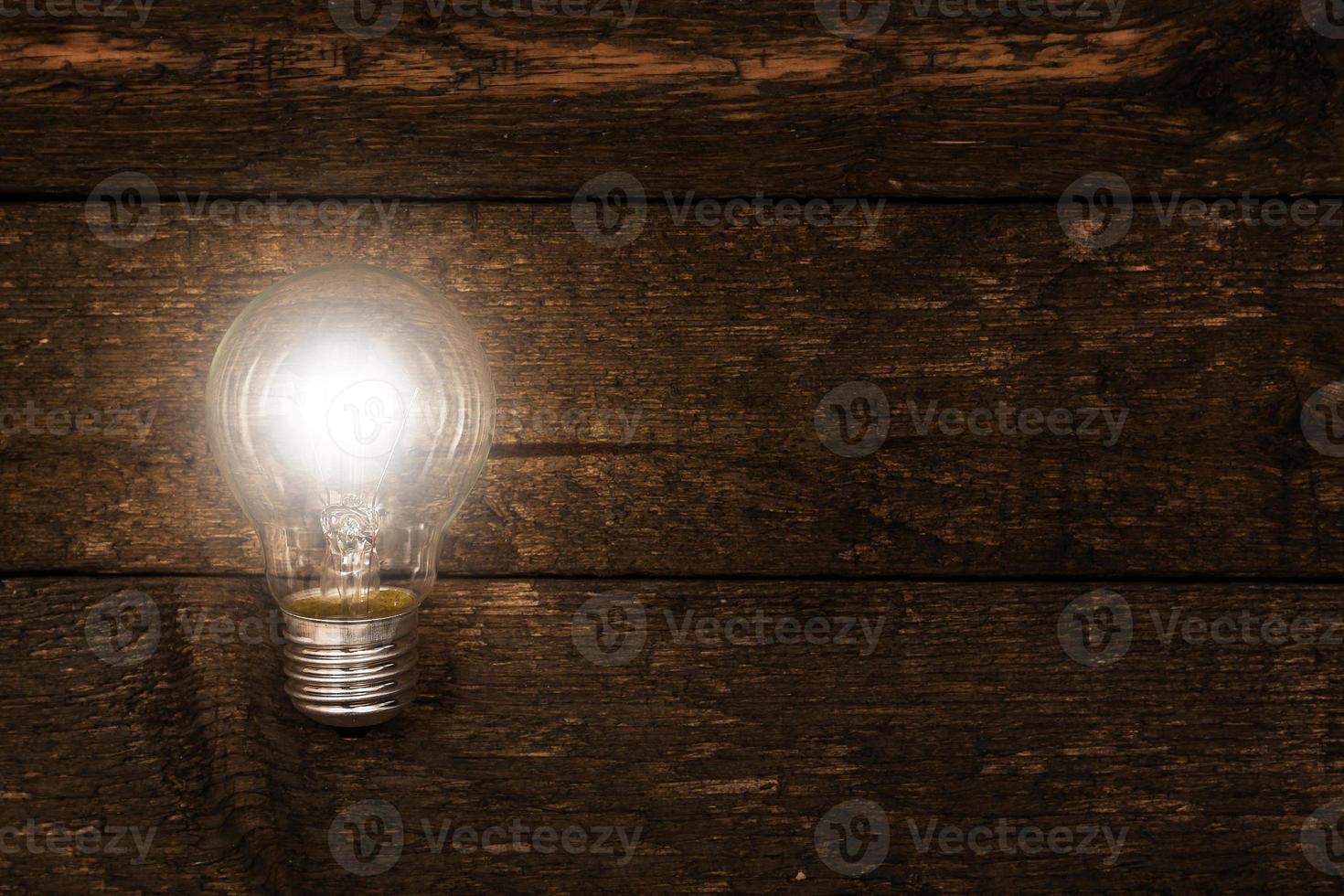 ampoule rougeoyante sur fond de bois photo