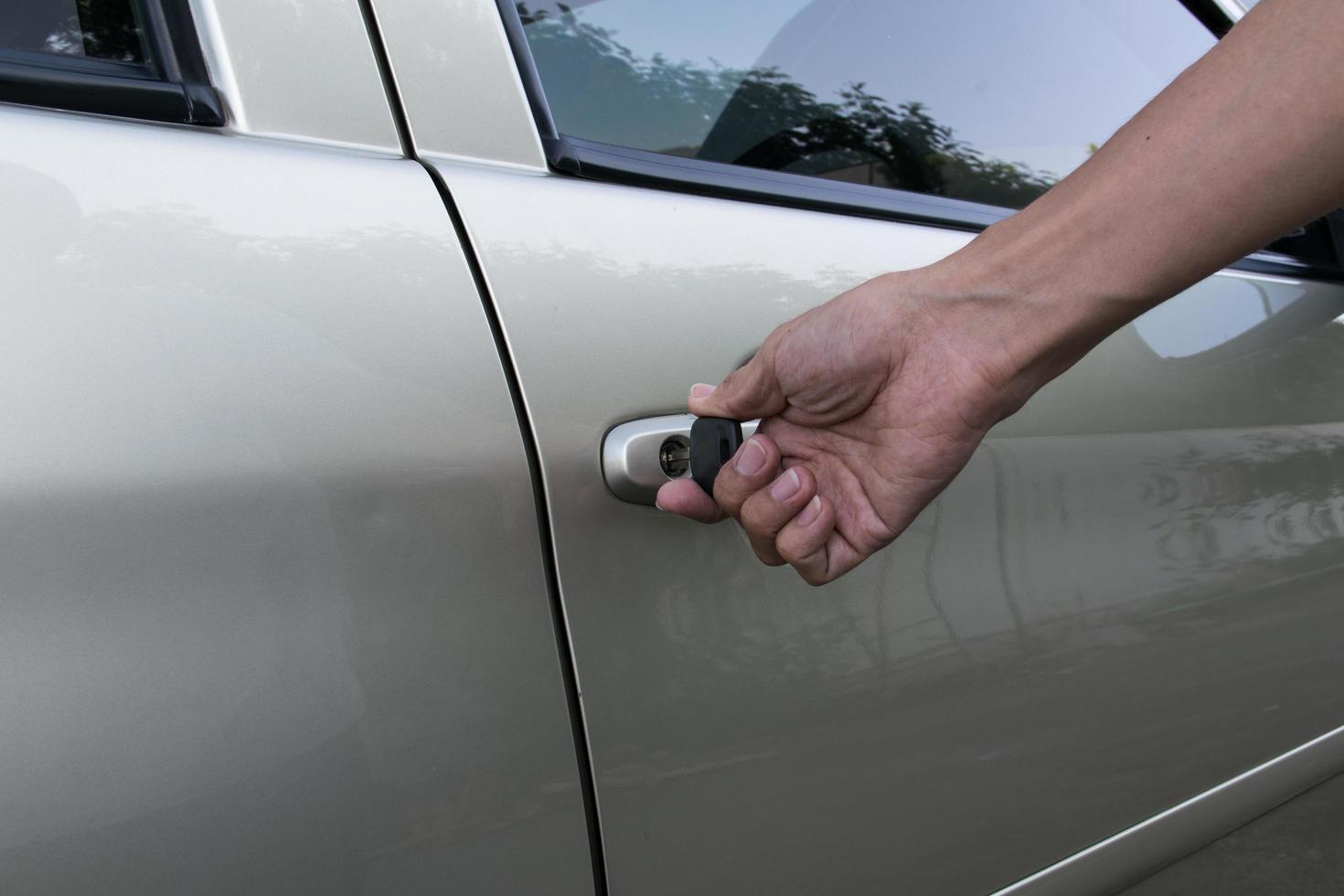 ouvrir la porte de la voiture avec la clé photo