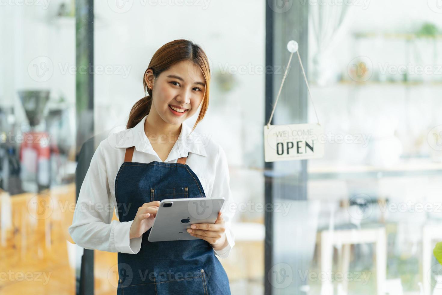 serveuse souriante ou propriétaire d'une entreprise de café entrepreneur regardant la caméra photo