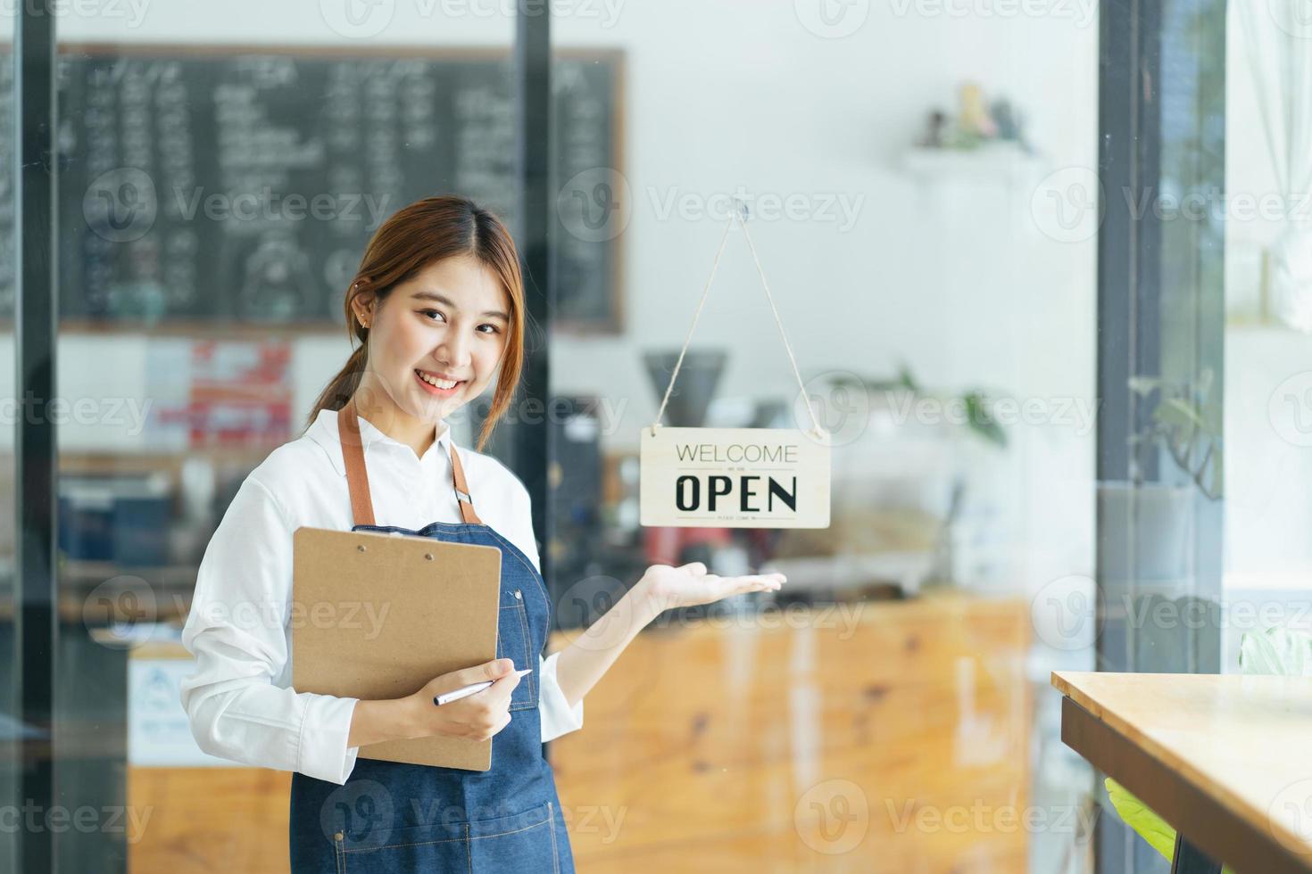 serveuse souriante ou propriétaire d'une entreprise de café entrepreneur regardant la caméra photo