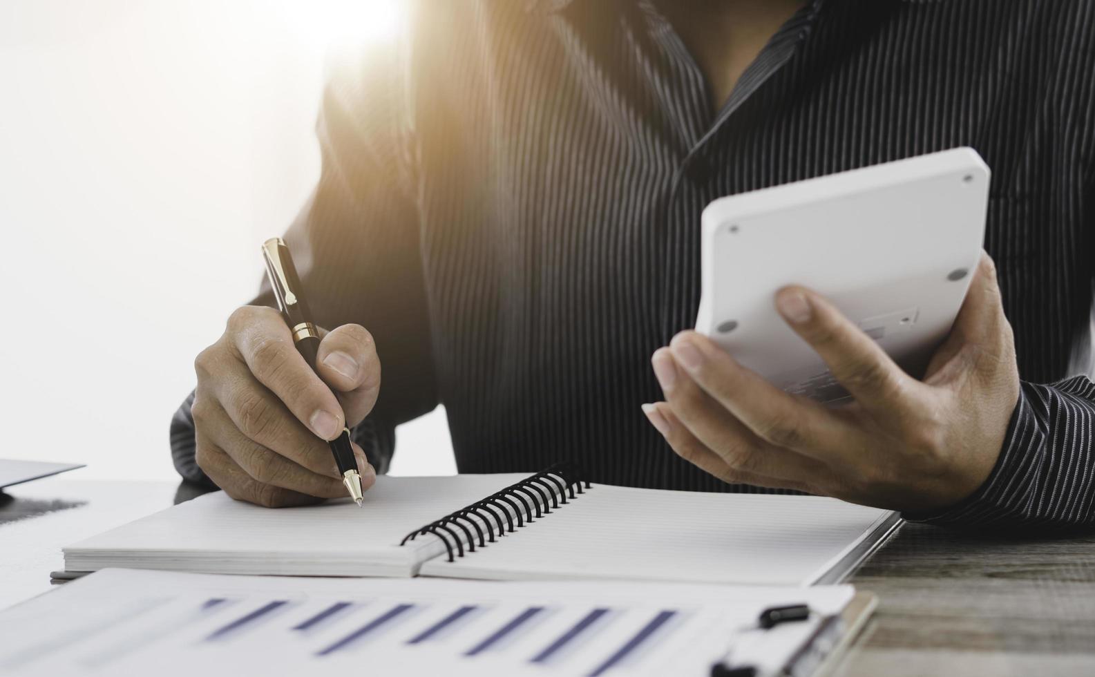 concept d'analyse de stratégie, homme d'affaires travaillant directeur financier recherchant la comptabilité de processus calculer analyser marché graphique données stock examen des informations sur la table au bureau. photo