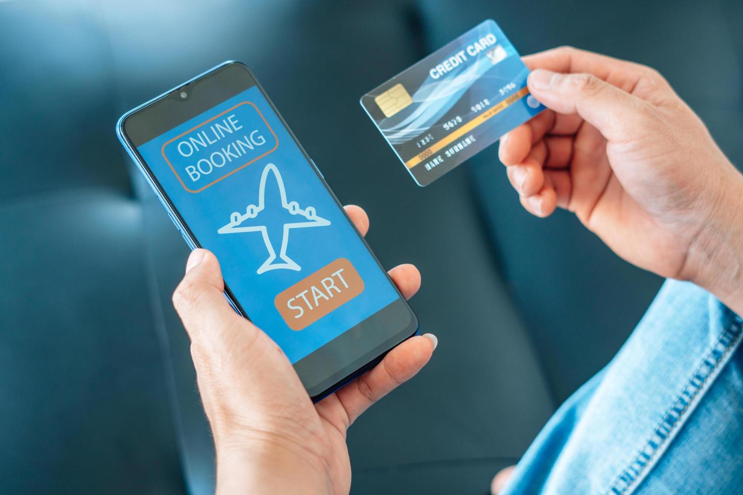 application de réservation de vol sur l'écran du téléphone mobile. concept d'entreprise et de technologie. photo