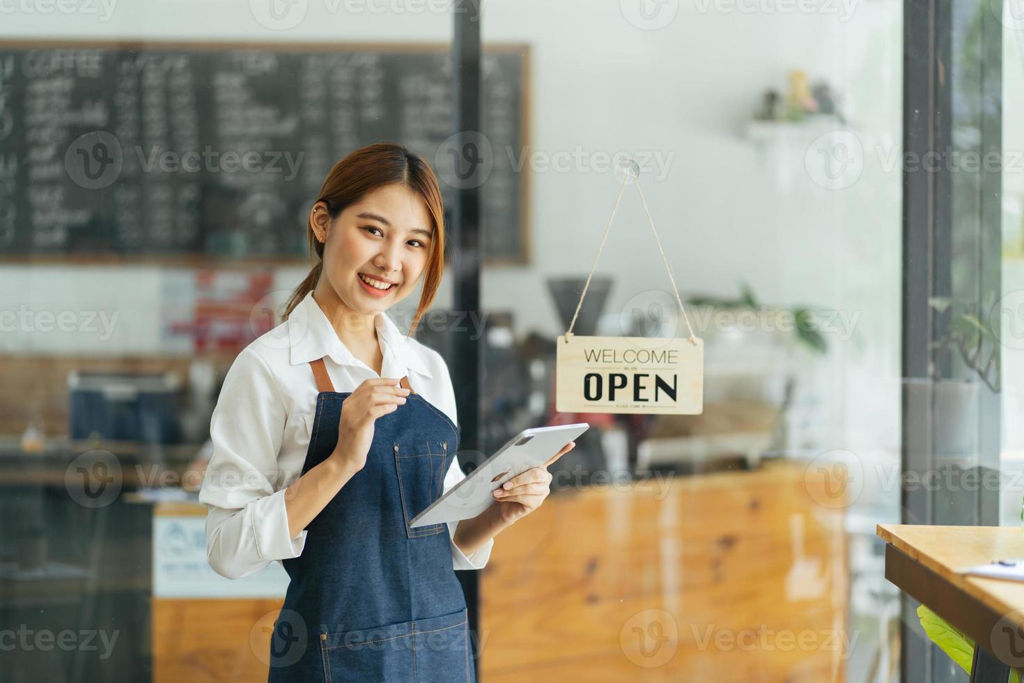 serveuse souriante ou propriétaire d'une entreprise de café entrepreneur regardant la caméra photo