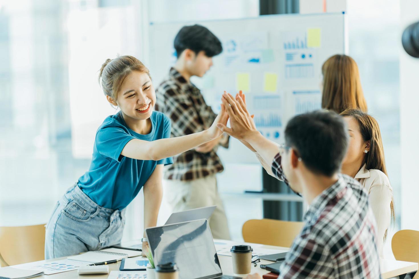 employés heureux se donnant un high five. photo