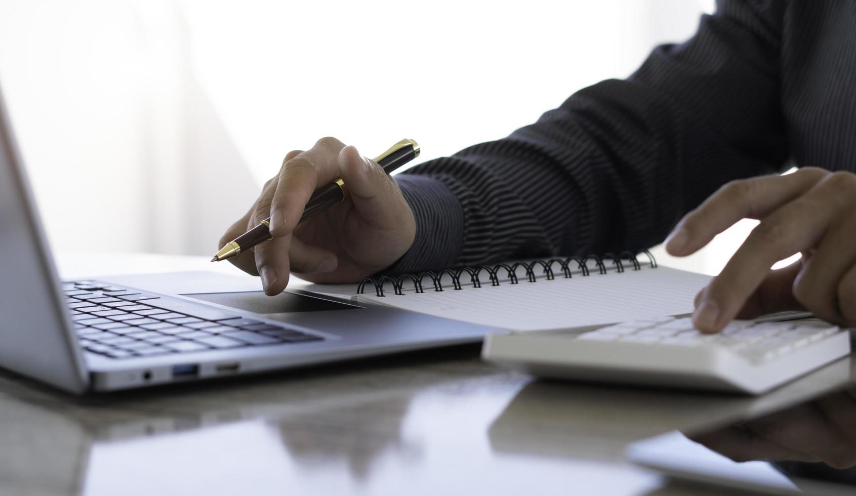 concept d'analyse de stratégie, homme d'affaires travaillant directeur financier recherchant la comptabilité de processus calculer analyser marché graphique données stock examen des informations sur la table au bureau. photo