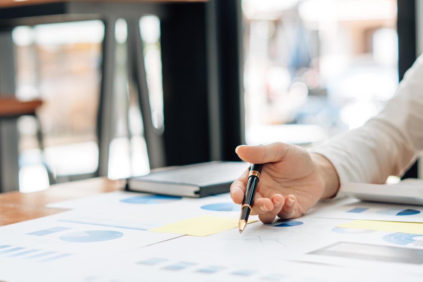 concept d'analyse de stratégie, homme d'affaires travaillant directeur financier recherchant la comptabilité de processus calculer analyser marché graphique données stock examen des informations sur la table au bureau. photo