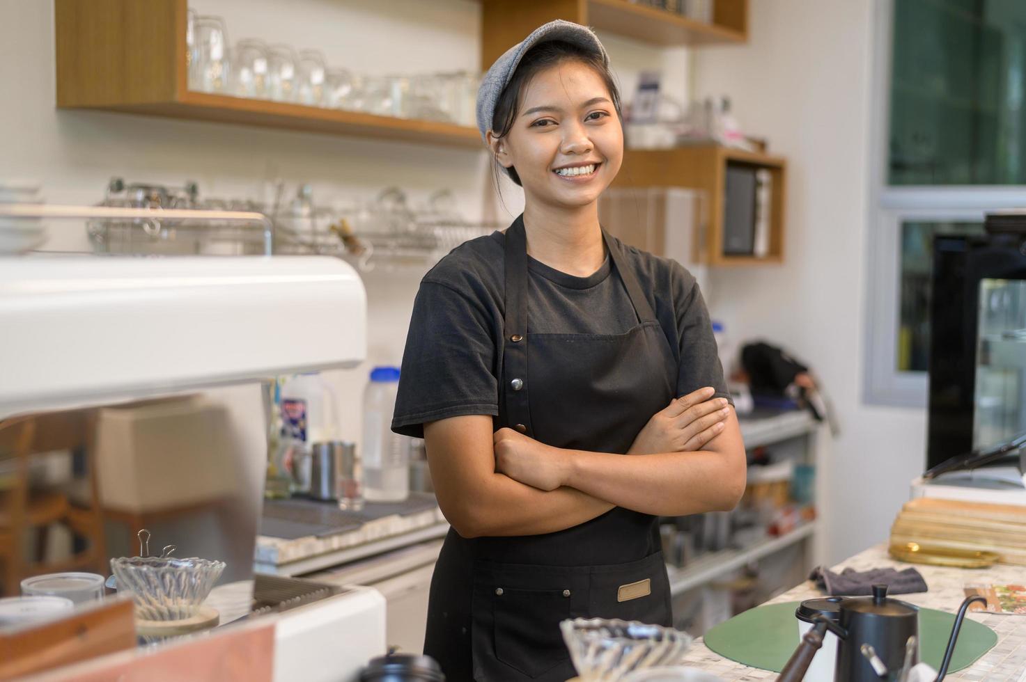 jeune femme barista soucieuse du service travaillant dans un café photo