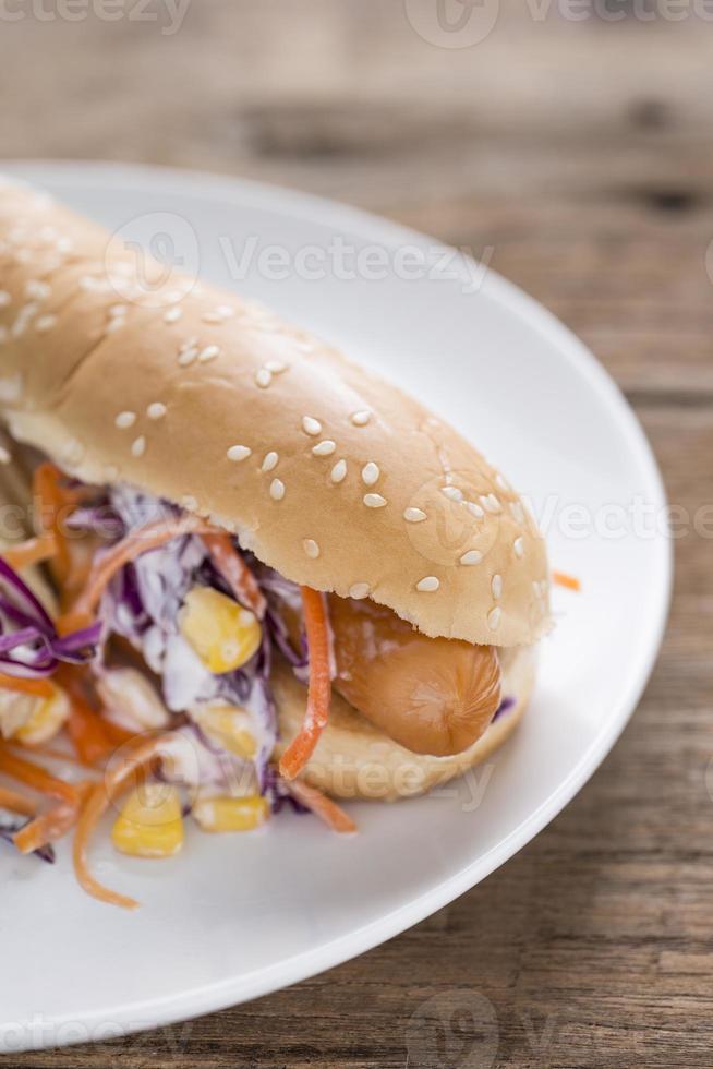 pain de hot-dog avec saucisse photo