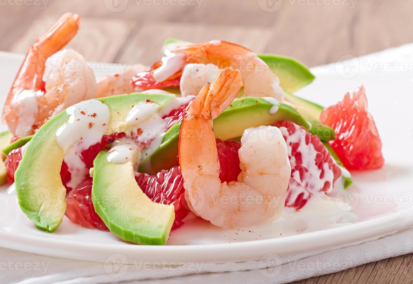 salade californienne - un mélange d'avocat, de pamplemousse et de crevettes, assaisonné de yogourt au poivre de cayenne photo