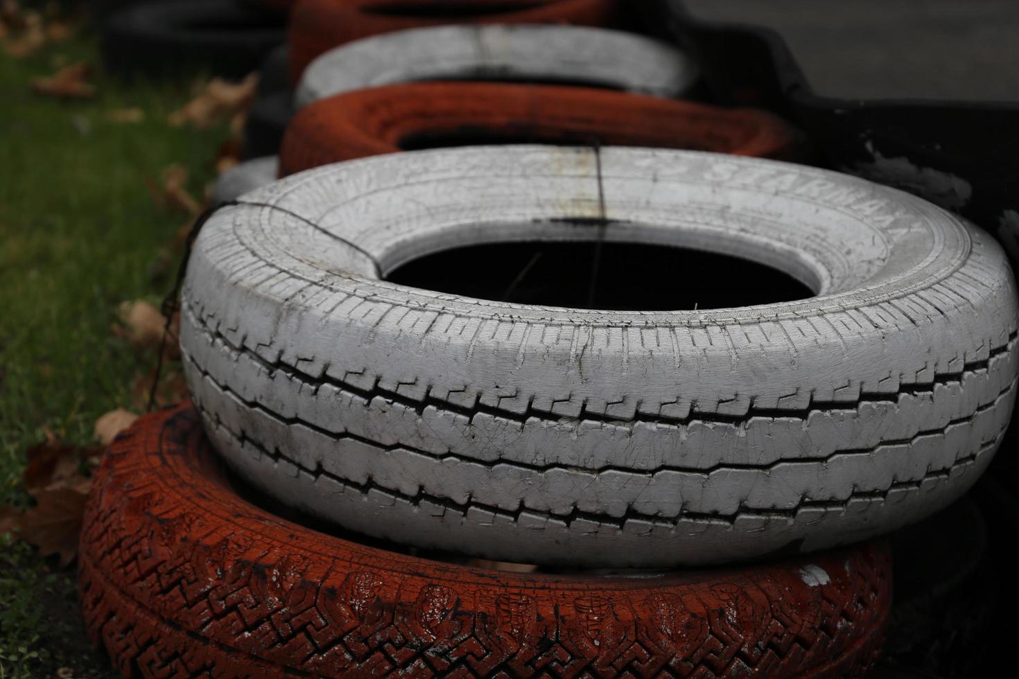 zone de piste de karting pneus colorés amusement adrénaline photo