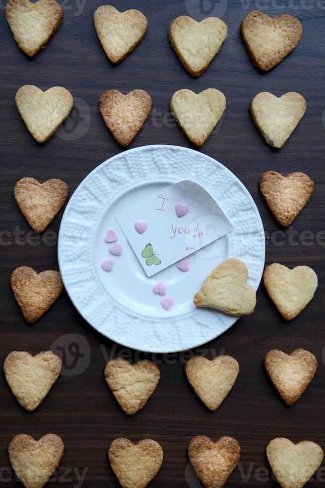 assiette avec note je t'aime et biscuits en forme de coeur photo