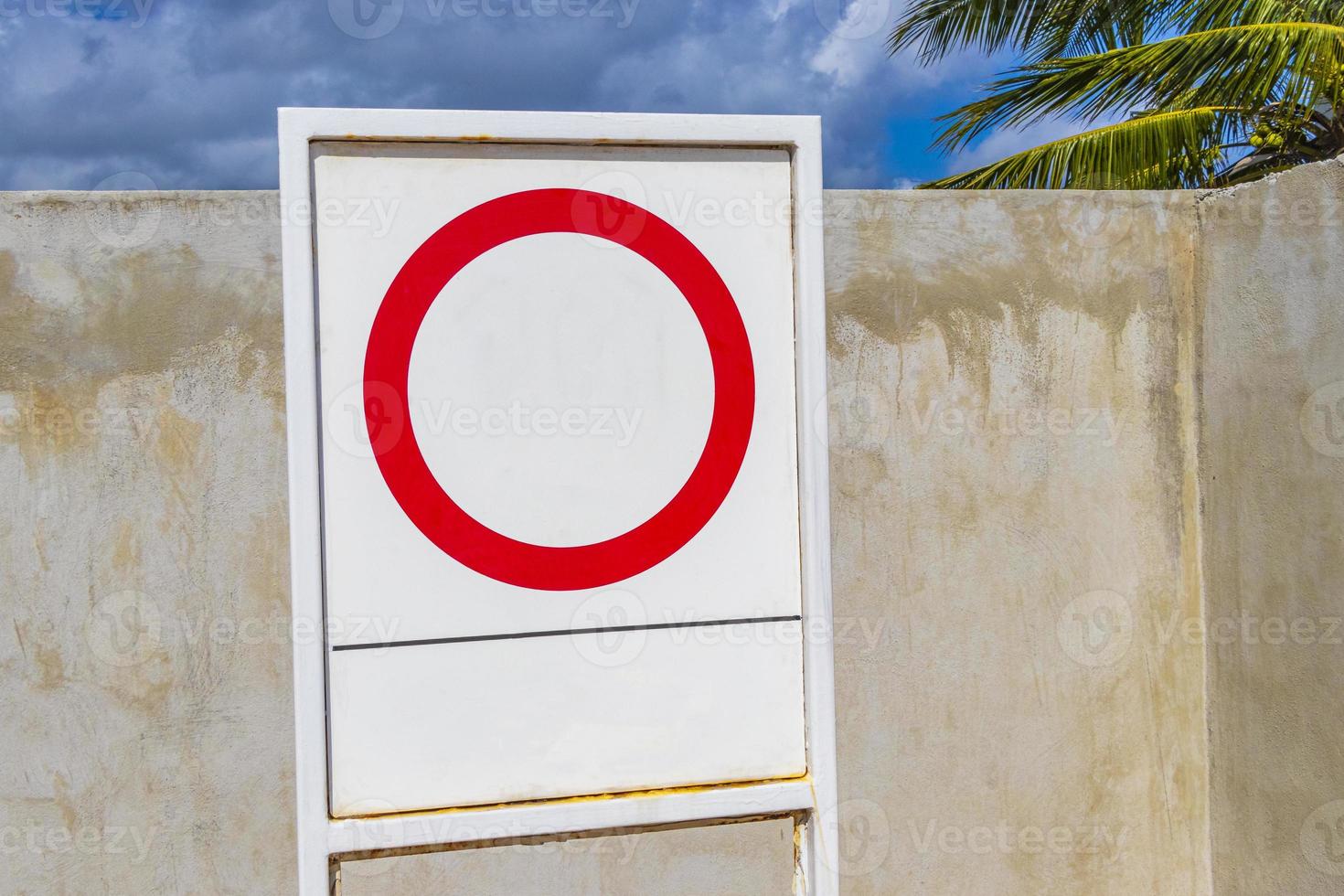 panneau de signalisation blanc sur l'autoroute à puerto aventuras au mexique. photo