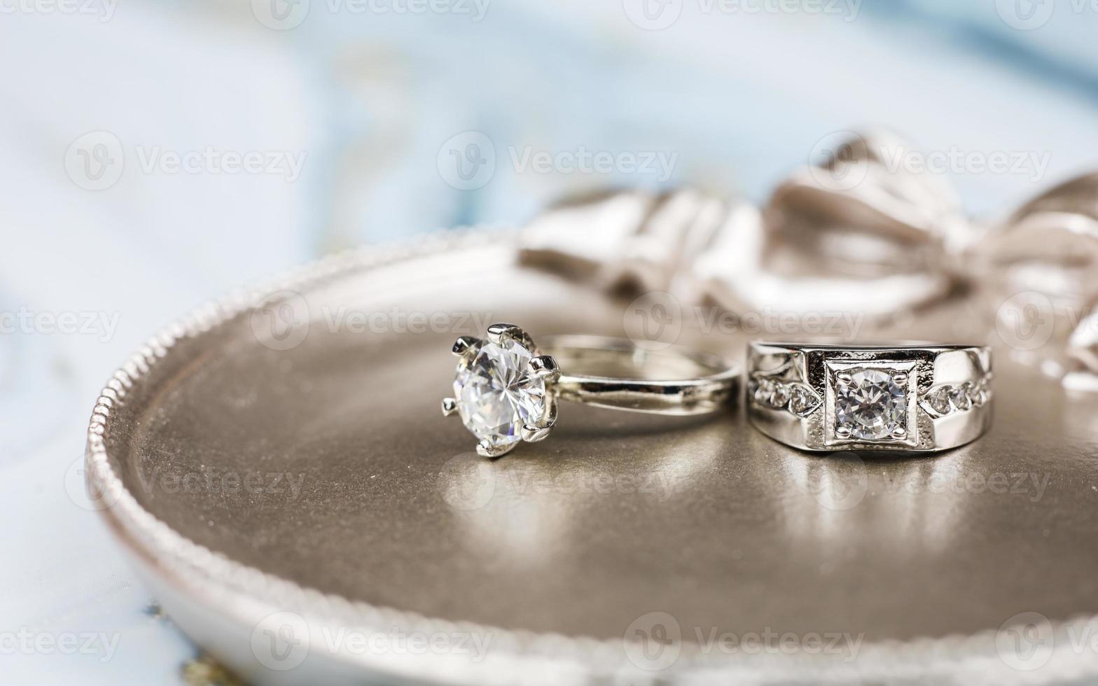 gros plan de la bague de fiançailles en diamant. concept d'amour et de mariage. photo