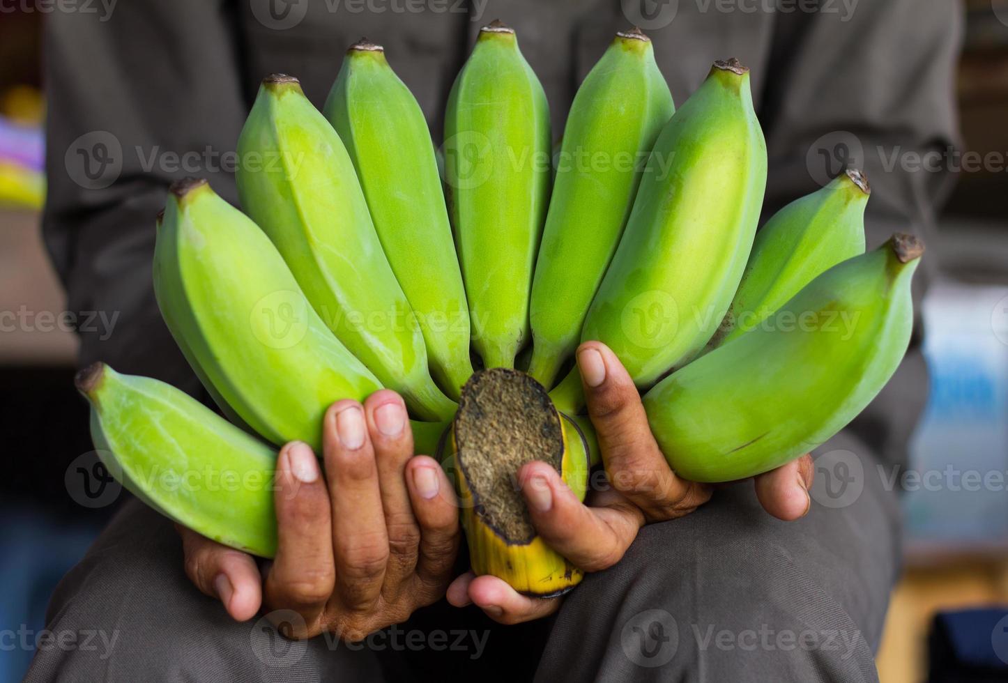 mains mâles de banane verte photo