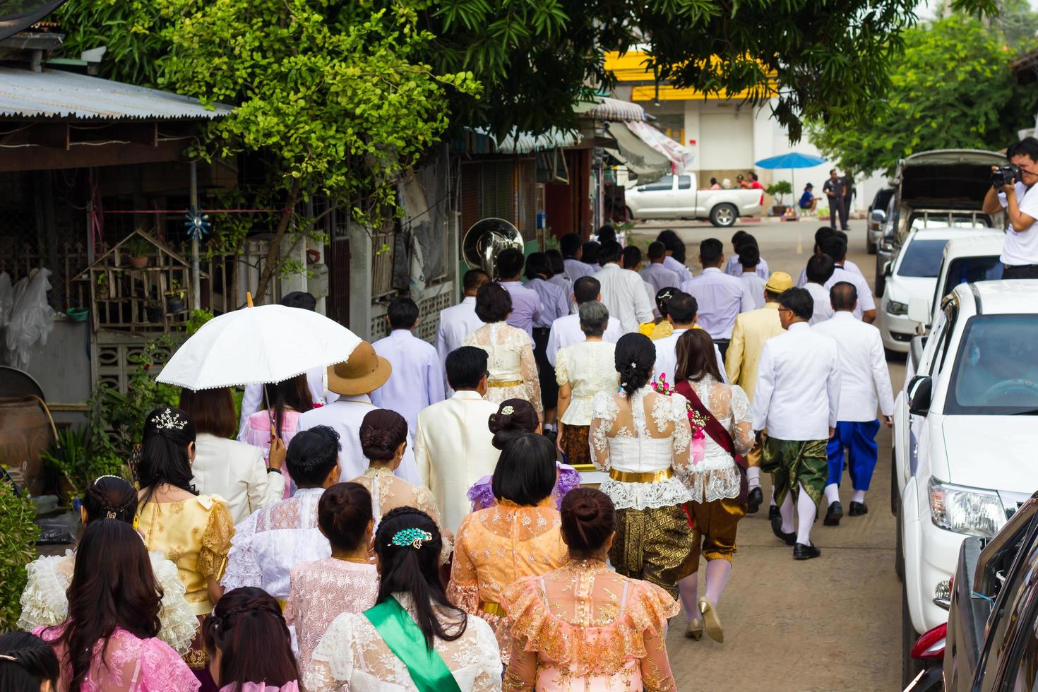 vue arrière de la foule vêtue d'une robe thaïlandaise traditionnelle. photo