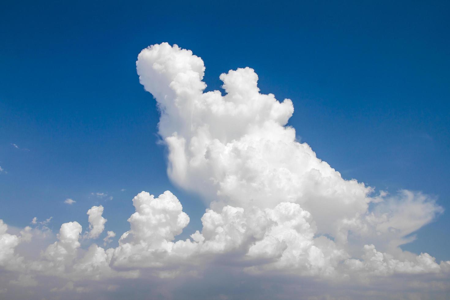 ciel bleu et nuages blancs photo