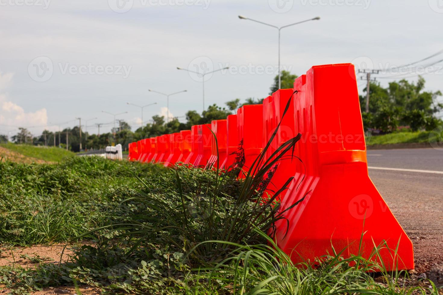 barrière orange plastique herbe route photo