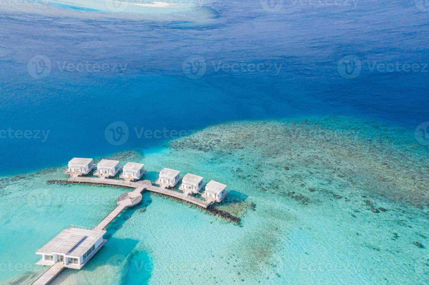 paysages paradisiaques des maldives. paysage aérien tropical, paysage marin avec longue jetée, villas sur l'eau avec une magnifique plage de mer et de lagon, nature tropicale. bannière de destination touristique exotique, vacances d'été photo