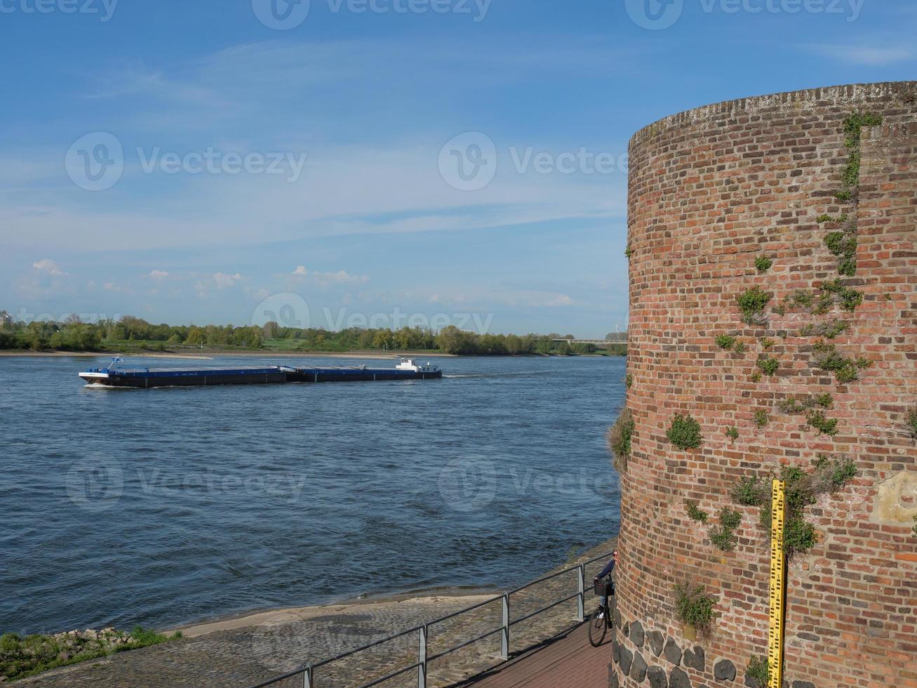 le rhin et la ville de rees photo