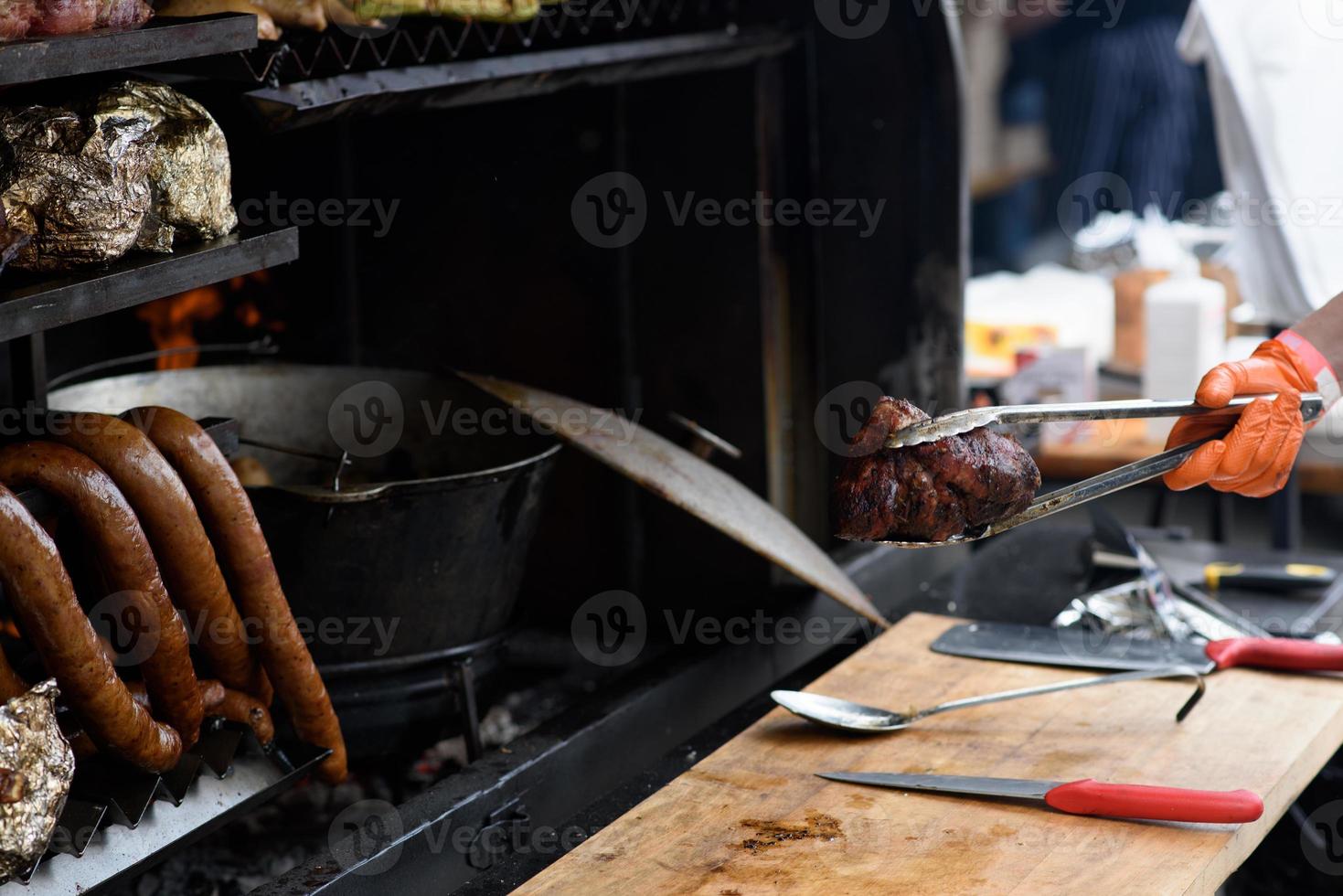 brochettes de viande grillées sur la braise, avec de la fumée. l'alimentation de rue. photo